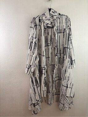 Step in Style white longline button-up shirt abstract black linear high low 1XL